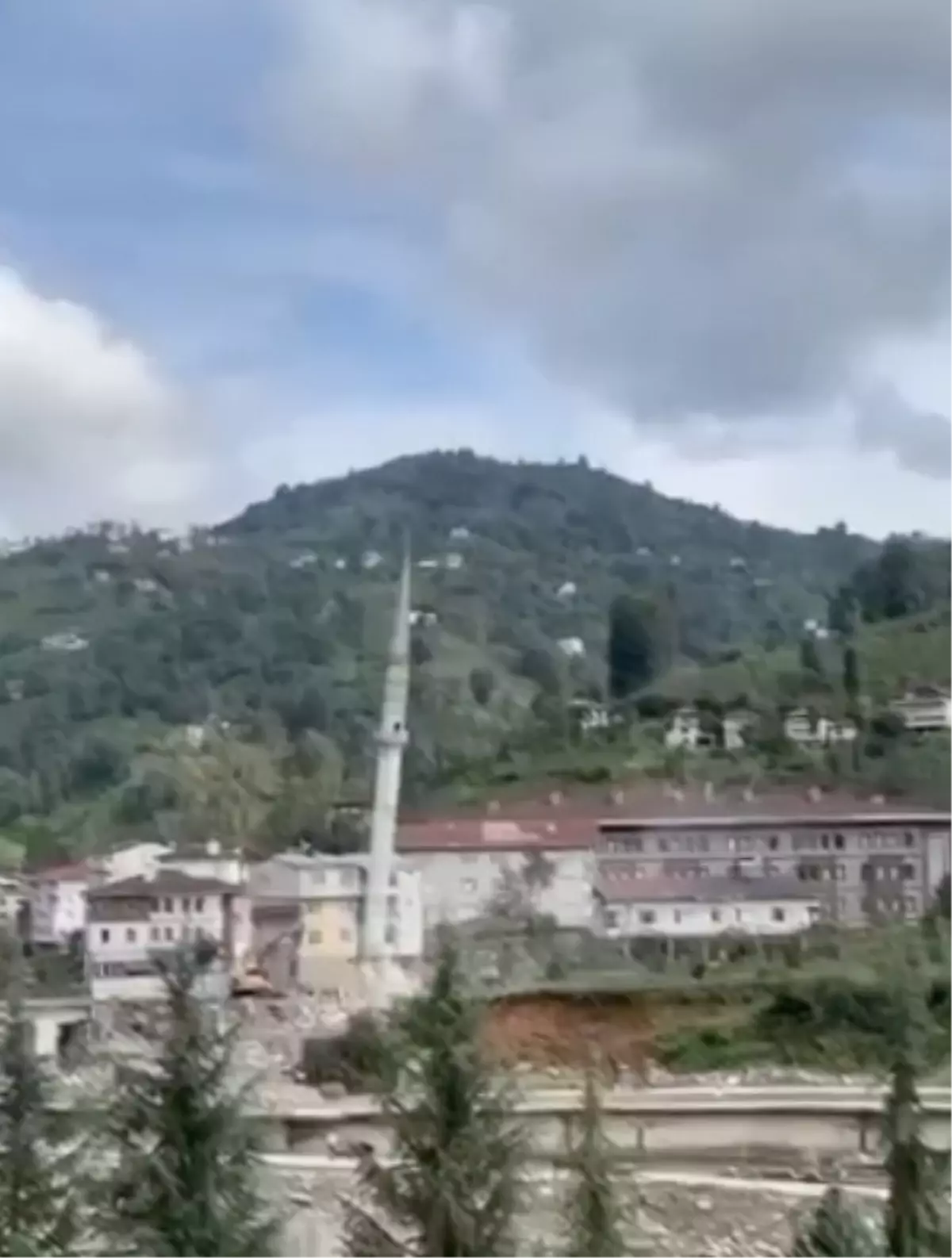 Güneysu’da Köprübaşı Camisi’nin Minaresi Kontrollü Olarak Yıkıldı