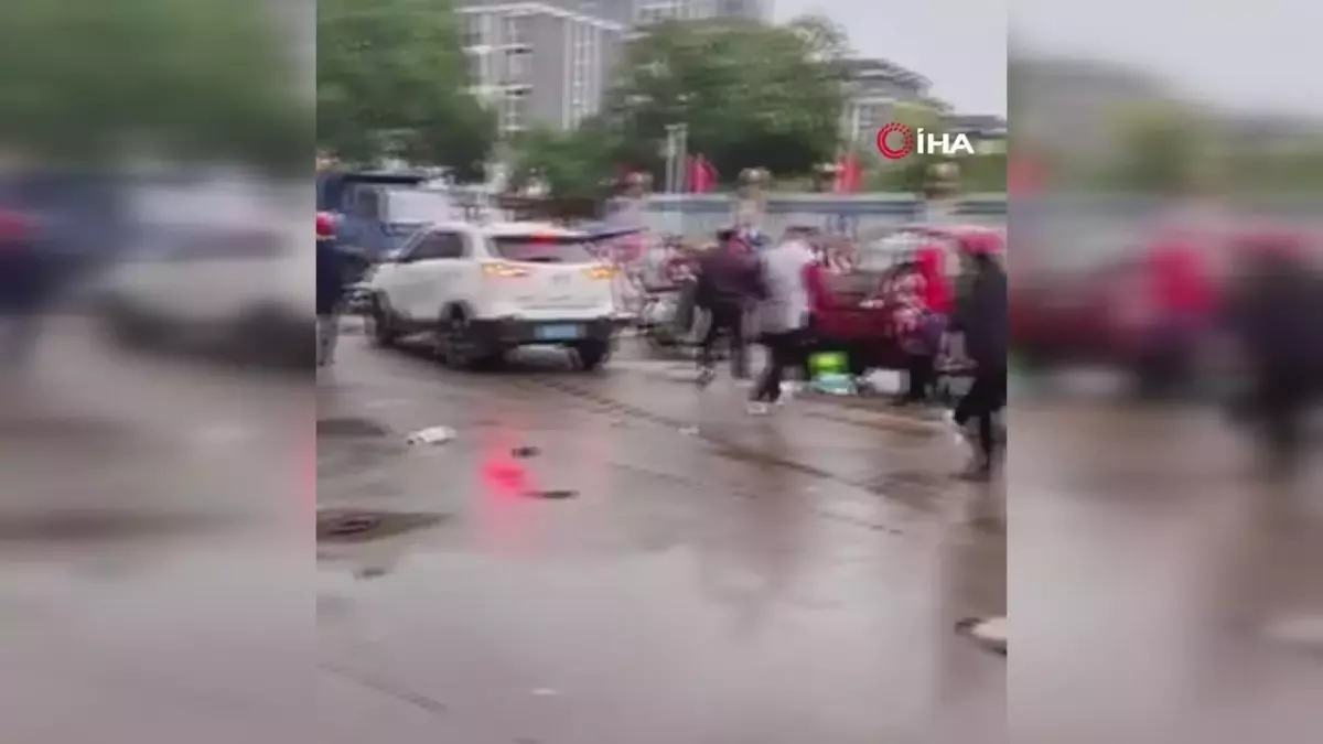 Çin’de Araç Kalabalığa Daldı: Yaralılar Var