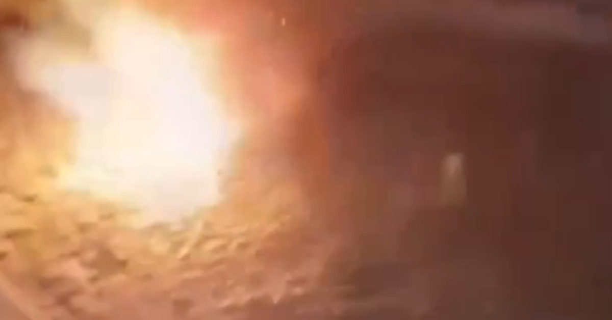 Fatih’te yer altındaki kablo bomba gibi patladı