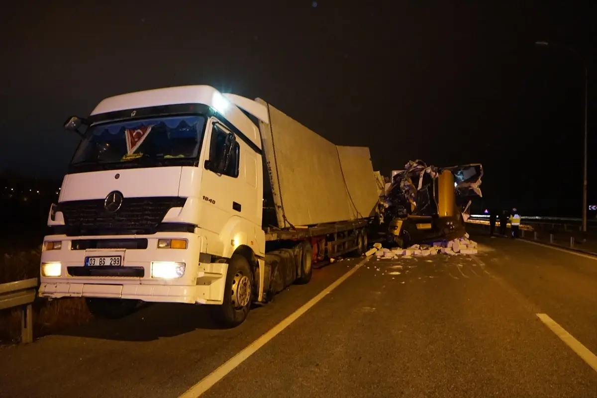 Kütahya’da Tır Kazası: İki Sürücü Yaralı