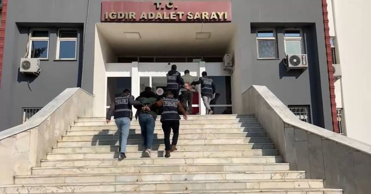 Maçta İstiklal Marşı okunurken ayağa kalkmayan 2 kişiye gözaltı