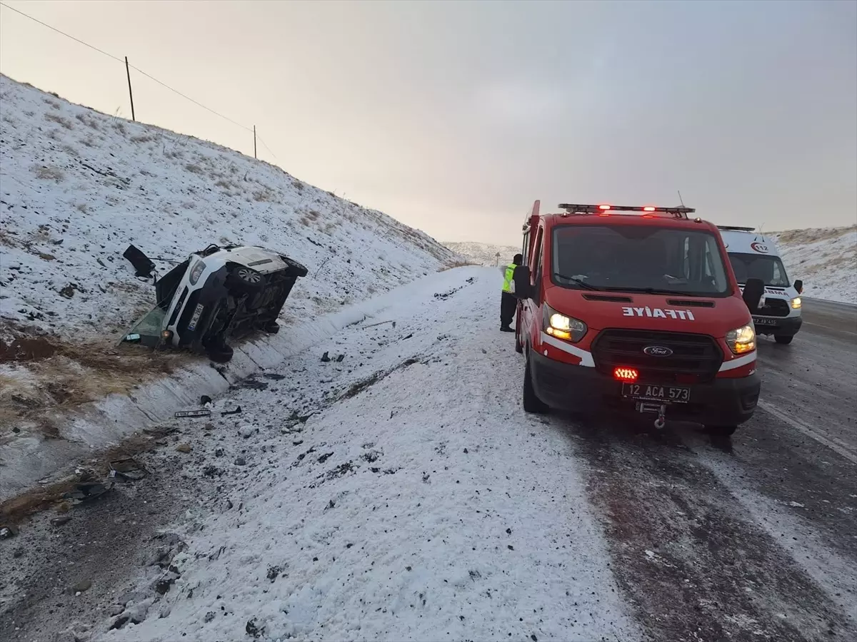 Bingöl’de Hafif Ticari Araç Devrildi, 2 Yaralı