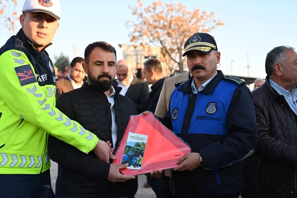 Kadirli’de Traktör Sürücülerine Reflektör Dağıtıldı