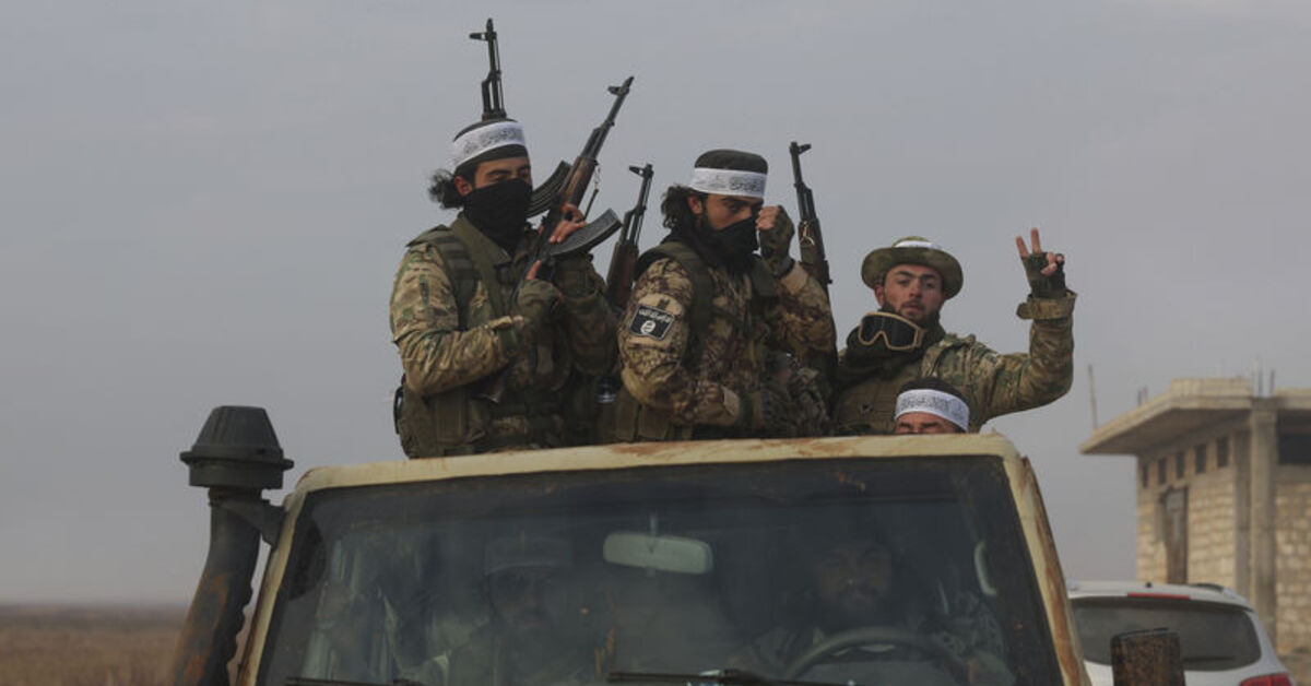 Suriye’de muhalifler Hama’ya ilerliyor: Birçok nokta ele geçirildi