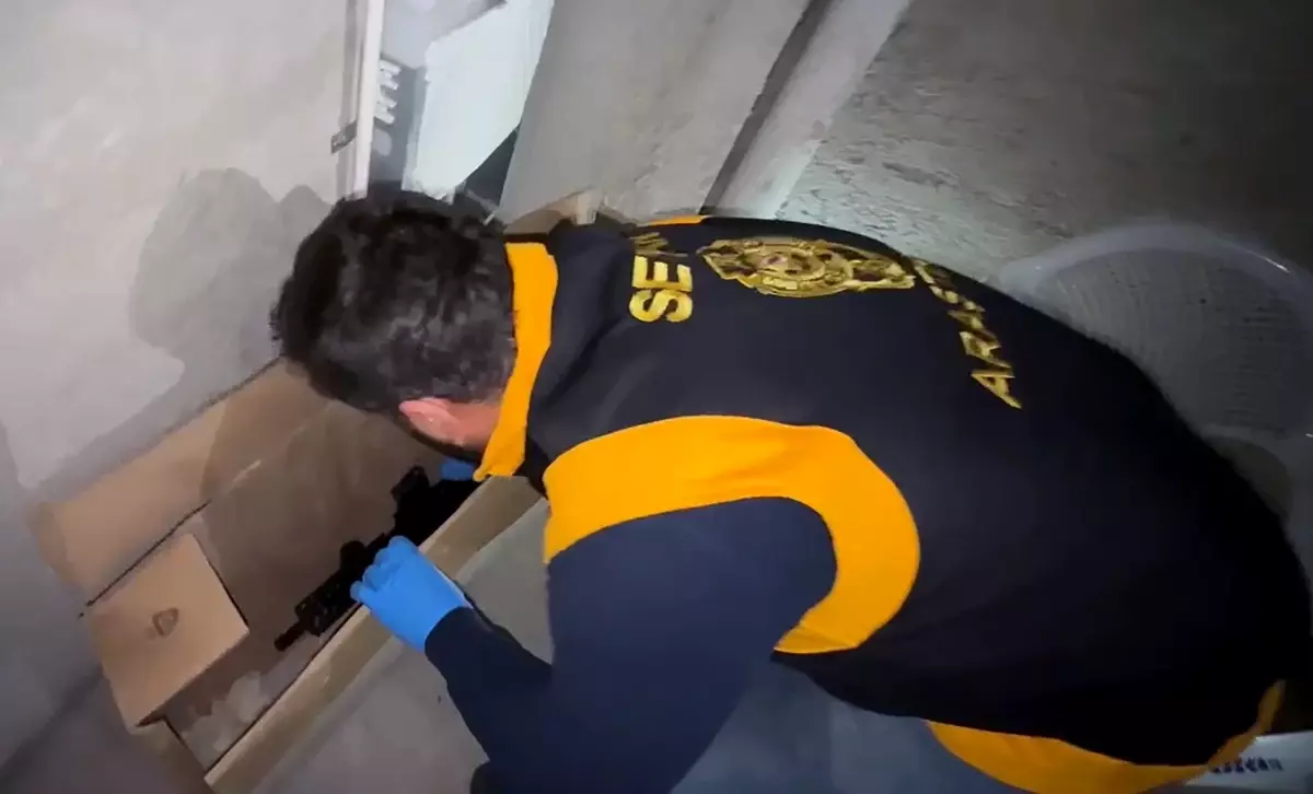 Adana’da İnşaatta Silah ve El Bombası Ele Geçirildi
