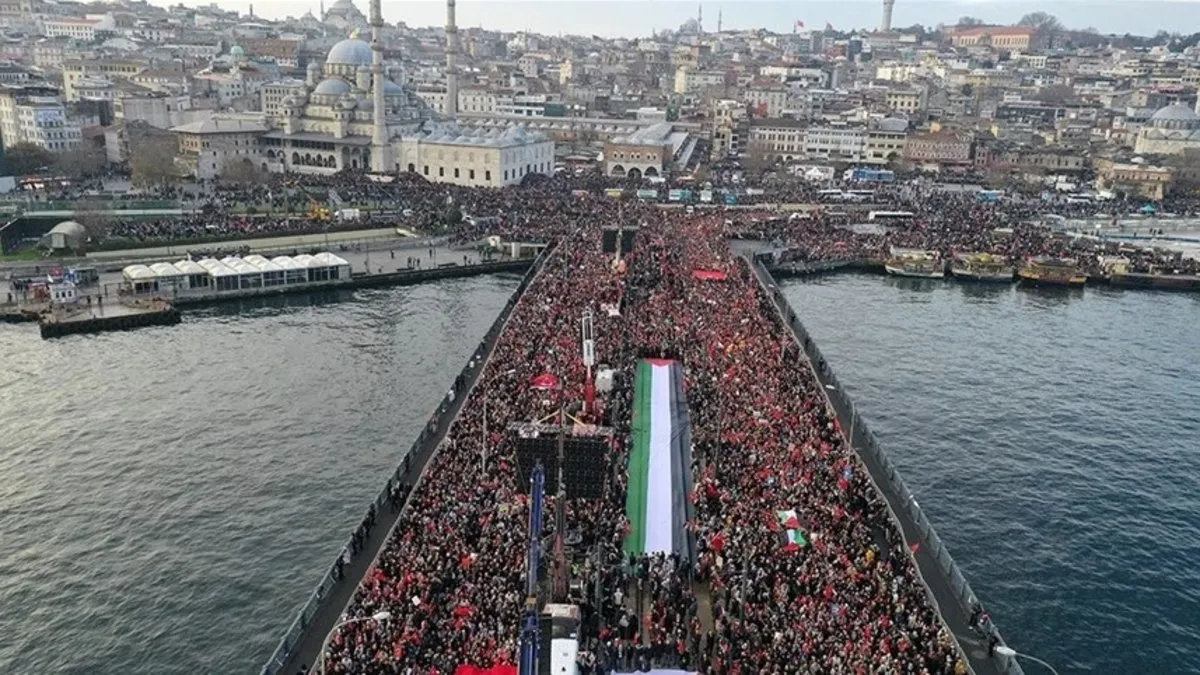 Dünya’nın gözü Türkiye’ye çevrildi: Tarihi Yürüyüş Dış Basına Damga Vurdu! Yunan medyasını o söz rahatsız etti