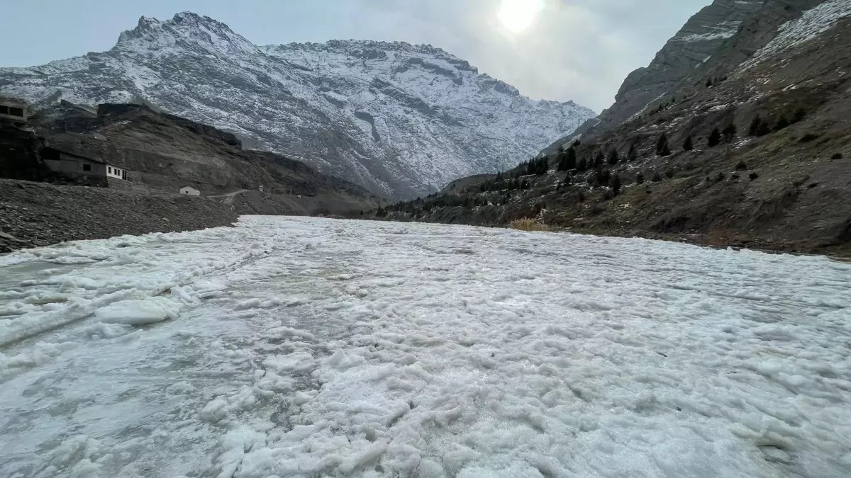 Hakkari’de Zap Suyu Kısmen Dondu, Buz Üzerinde Dolaşanlar Hatıra Fotoğrafı Çekti