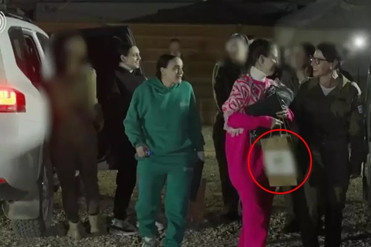 Serbest bırakılan 3 İsrailli rehineye verilen çantada bakın neler varmış