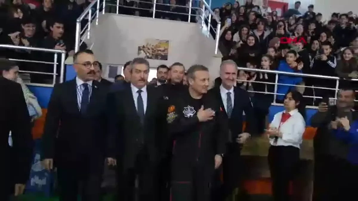 Türkiye’nin İlk Astronotu Alper Gezeravcı, Öğrencilerle Uzay Macerasını Paylaştı