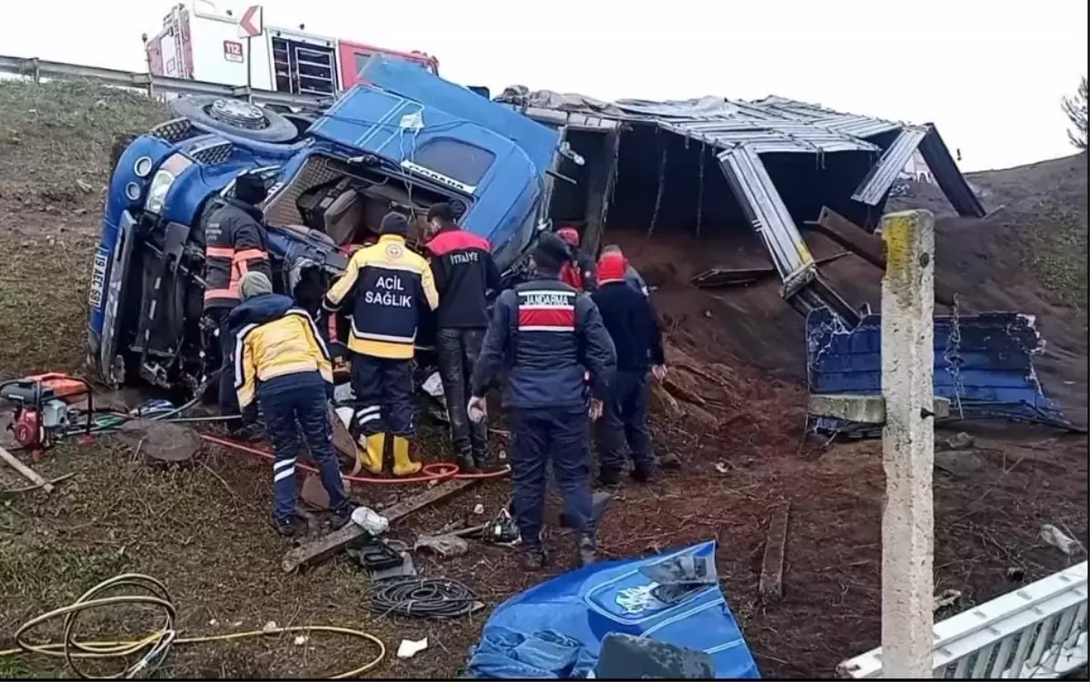 İznik’te TIR Devrildi: Şoför Ağır Yaralandı