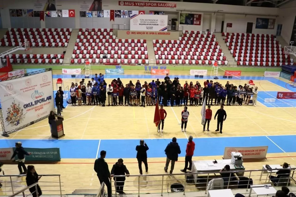 Muş’ta Gençler Badminton Turnuvası Başladı