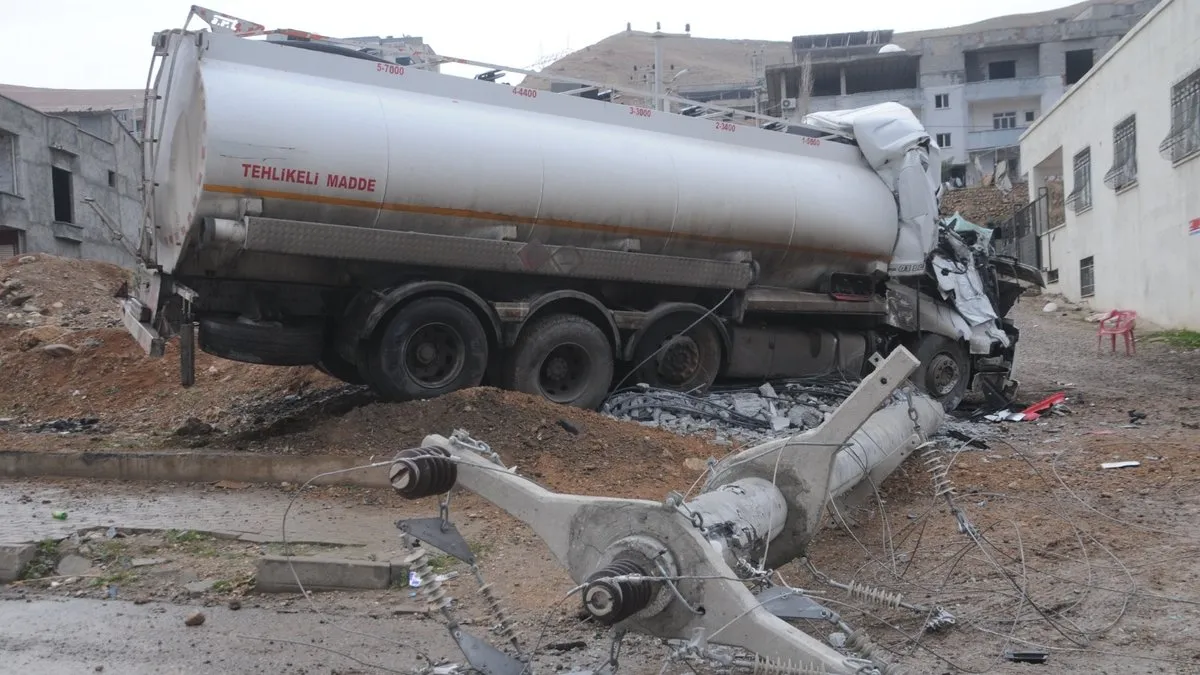 Şırnak’ta faciadan dönüldü! Freni boşalan akaryakıt kamyonu elektrik direğine çarptı!
