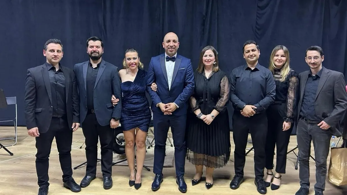 Ayvalık’ta genç sanatçı Halil Ergül’den 90’lı yılların aşk şarkıları