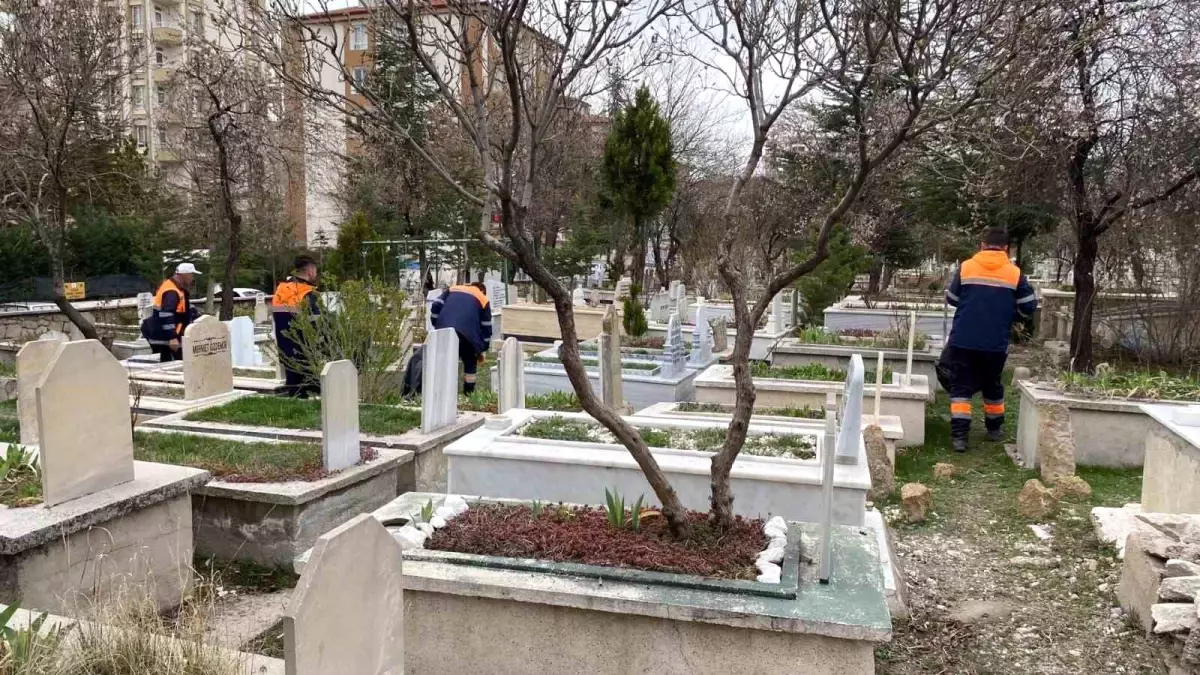 Niğde’de Mezarlıklarda Ramazan Bayramı Öncesi Temizlik Çalışmaları