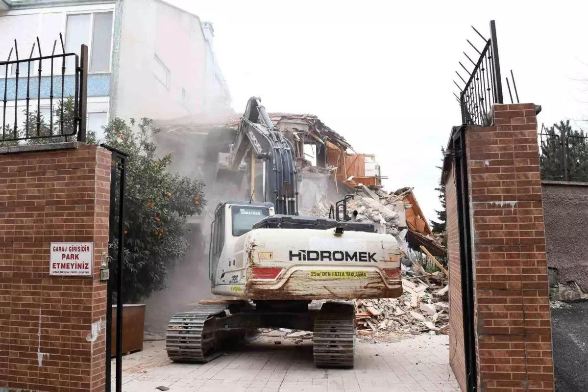Osmangazi Belediyesi’nden Tarihi Surların Korunması İçin Yıkım