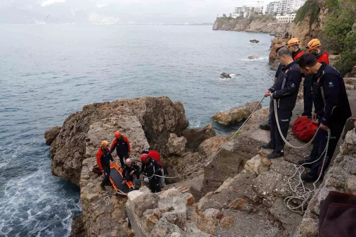 Antalya’da Falezlerden Düşen Balıkçı Bacağını Kırdı